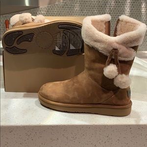 Brand new in box UGG Plumdale cuff short, size 6